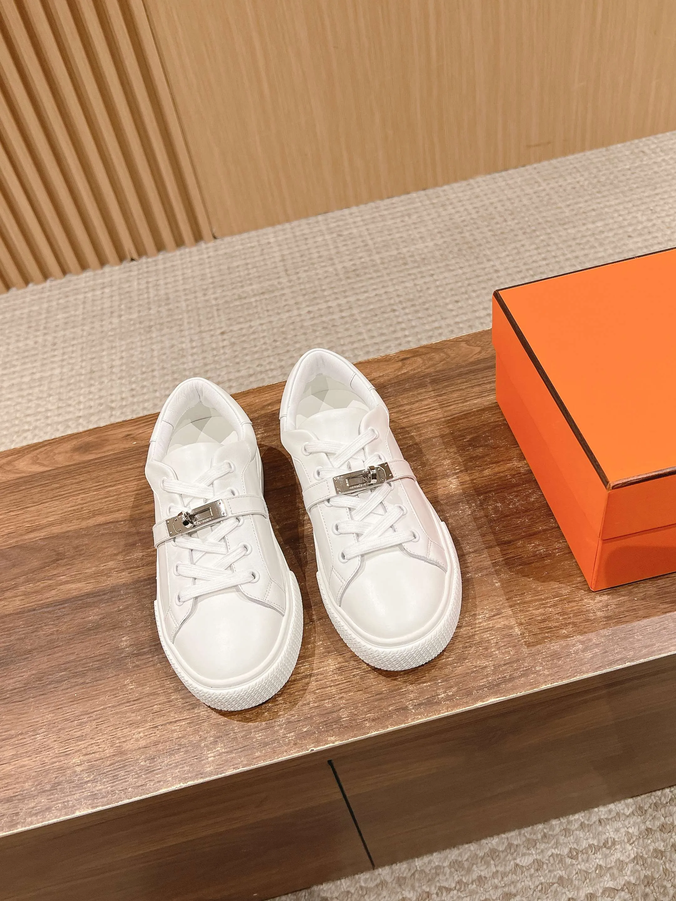 👟👟Ex-factory price 480👟👟 𝐇𝐄𝐑𝐌𝐄𝐒 Hermès classic couple style #𝐊𝐞𝐥𝐥𝐲 buckle casual white skateboard shoes. They will not conflict with shoes at all. Full of unknowns, Hermès rarely produces flat casual shoes and they are paired with classic palladium-plated Kelly shoe buckles! People will fall in love with it at first glance. It is very versatile ~ you can wear it with skirts and pants at will. 🉑️Close your eyes and look super noble. ❥ MATERIAL Specific cowhide/canvas material, sheepskin lining, original molded TPU outsole Size: 35-44